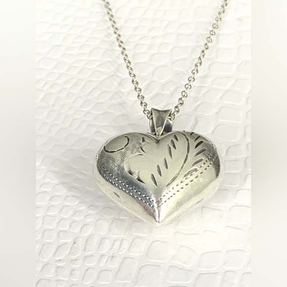 Vintage 925 Sterling Silver Etched Heart Pendant Necklace - Picture 2 of 16